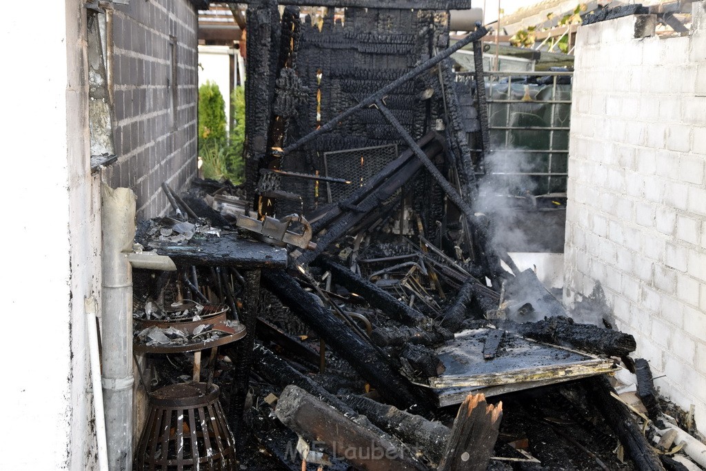 Feuer 1 brannten 3 Lauben Koeln Fuehlingen Kriegerhofstr P081.JPG - Miklos Laubert